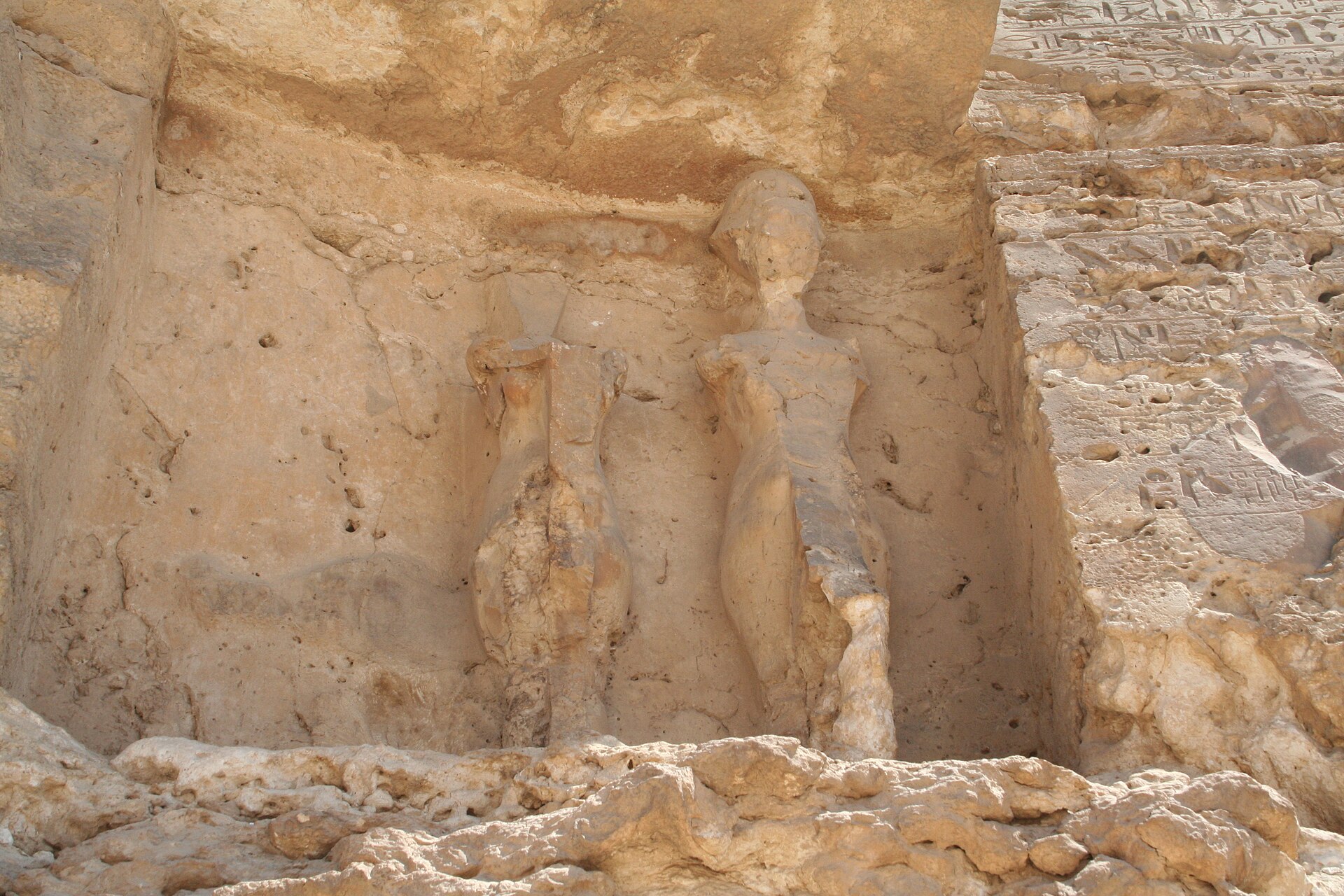 Statues to the left of Boundary stela U in Tell el-Amarna