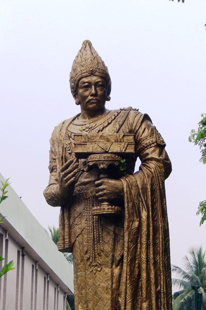 Statue of Anawrahta in front of the National Museum