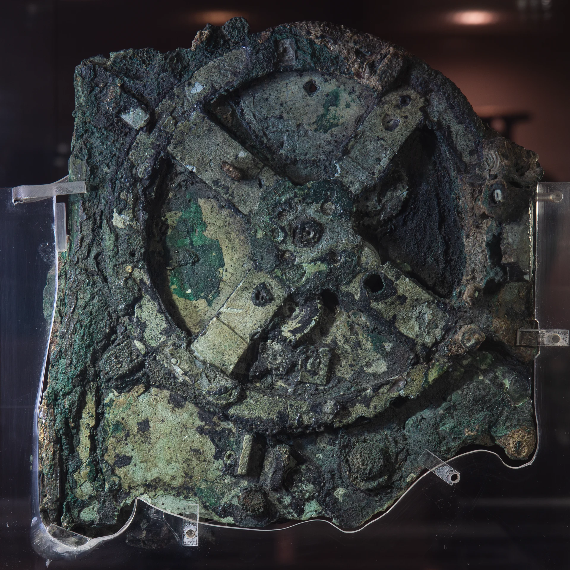 Main w:en:Antikythera mechanism fragment (fragment A). The mechanism consists of a complex system of 30 wheels and plates with inscriptions relating to signs of the zodiac, months, eclipses and pan-Hellenic games. The st