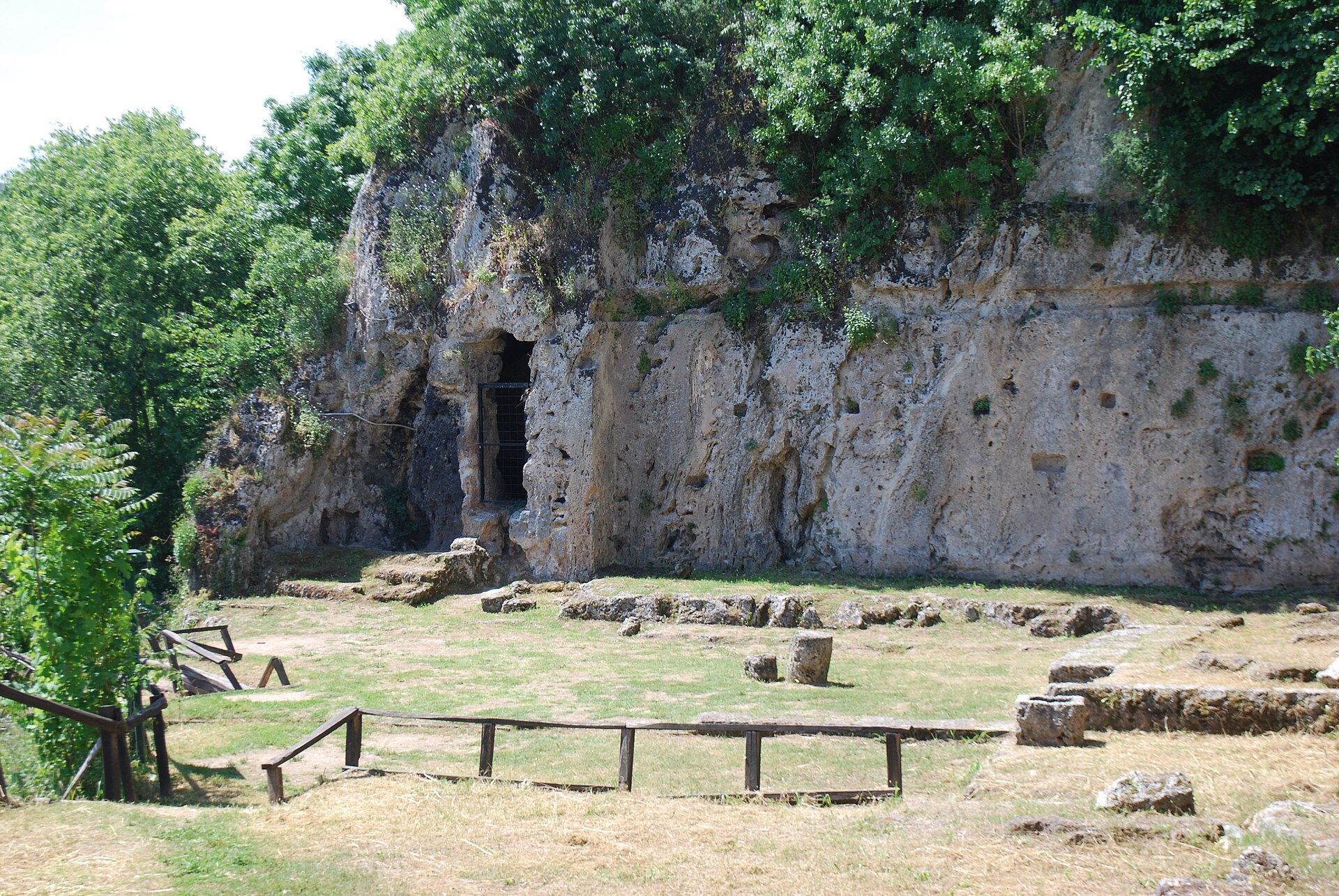 Vue des ruines de l'école où Aristote enseigna à Alexandre, sur le site de l'ancienne Mieza, en Macédoine.