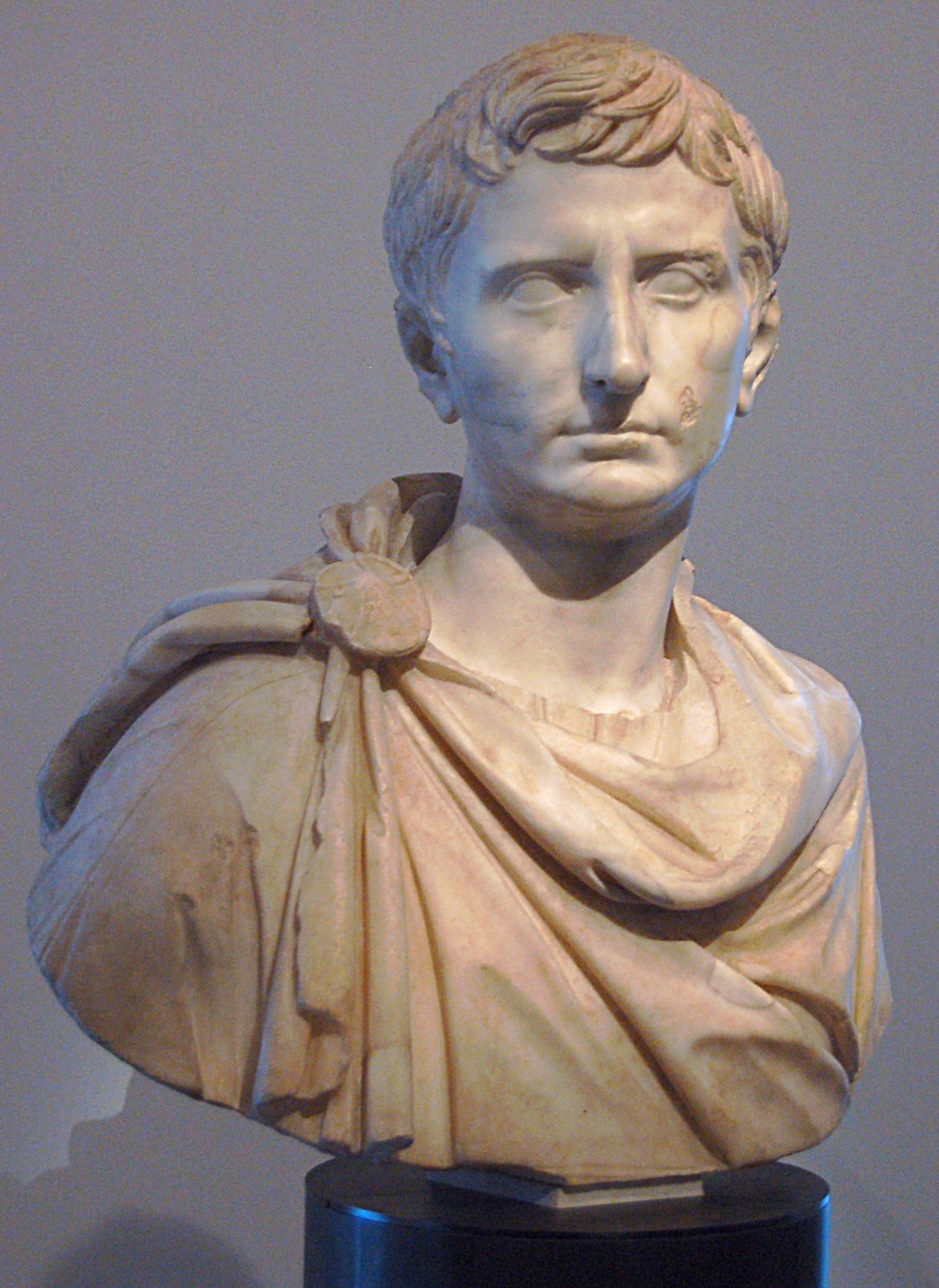 Buste d'Octavien en marbre, début ou milieu de l'époque d'Auguste. Placé à l'époque moderne sur un buste non pertinent, hauteur totale 74 cm - Musée Capitolin (Rome). Exposition au Grand Palais "Moi, Auguste, empereur de