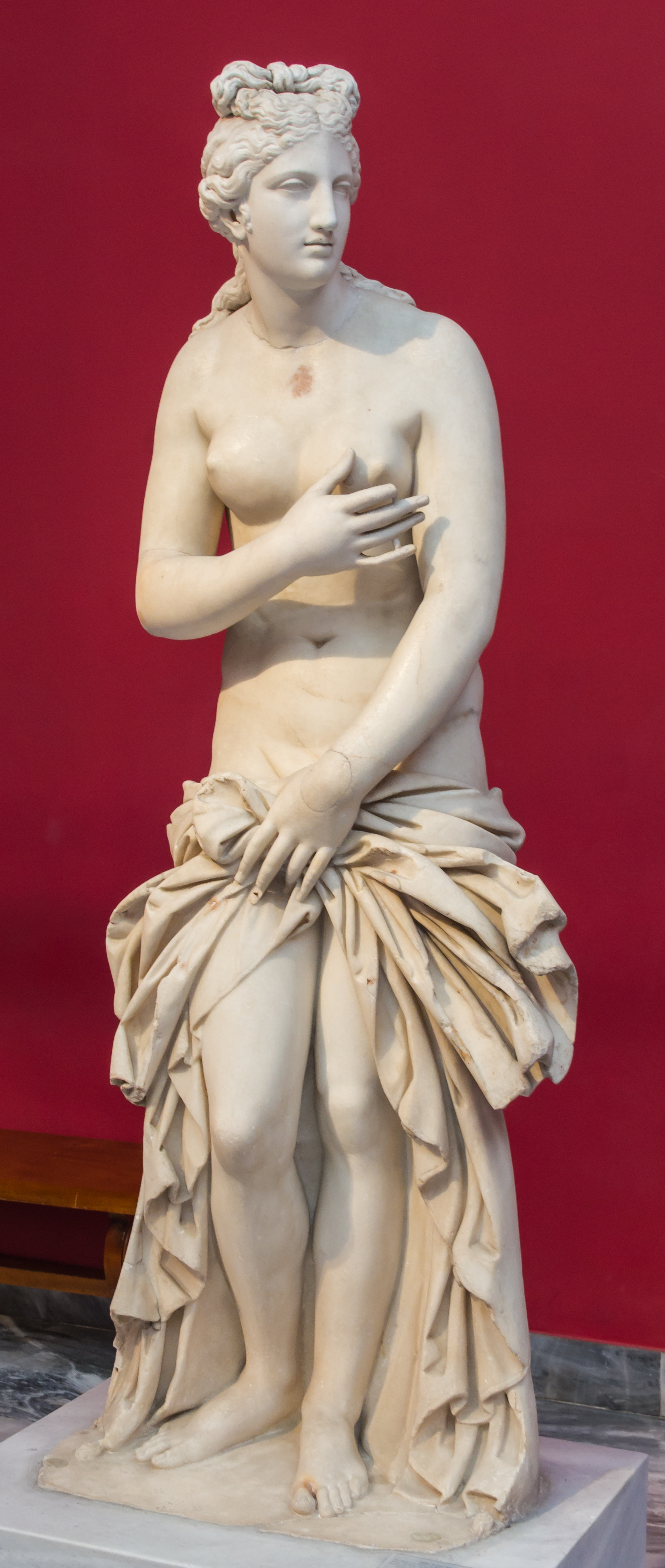 Statue of Aphrodite, parian marble. Version of the 2nd c. CE, after an original of the 4th c. BCE, the "Syracuse Aphrodite". The neck, the head and the right arm were restored by Antonio Canova (1757 - 1822). N°3524