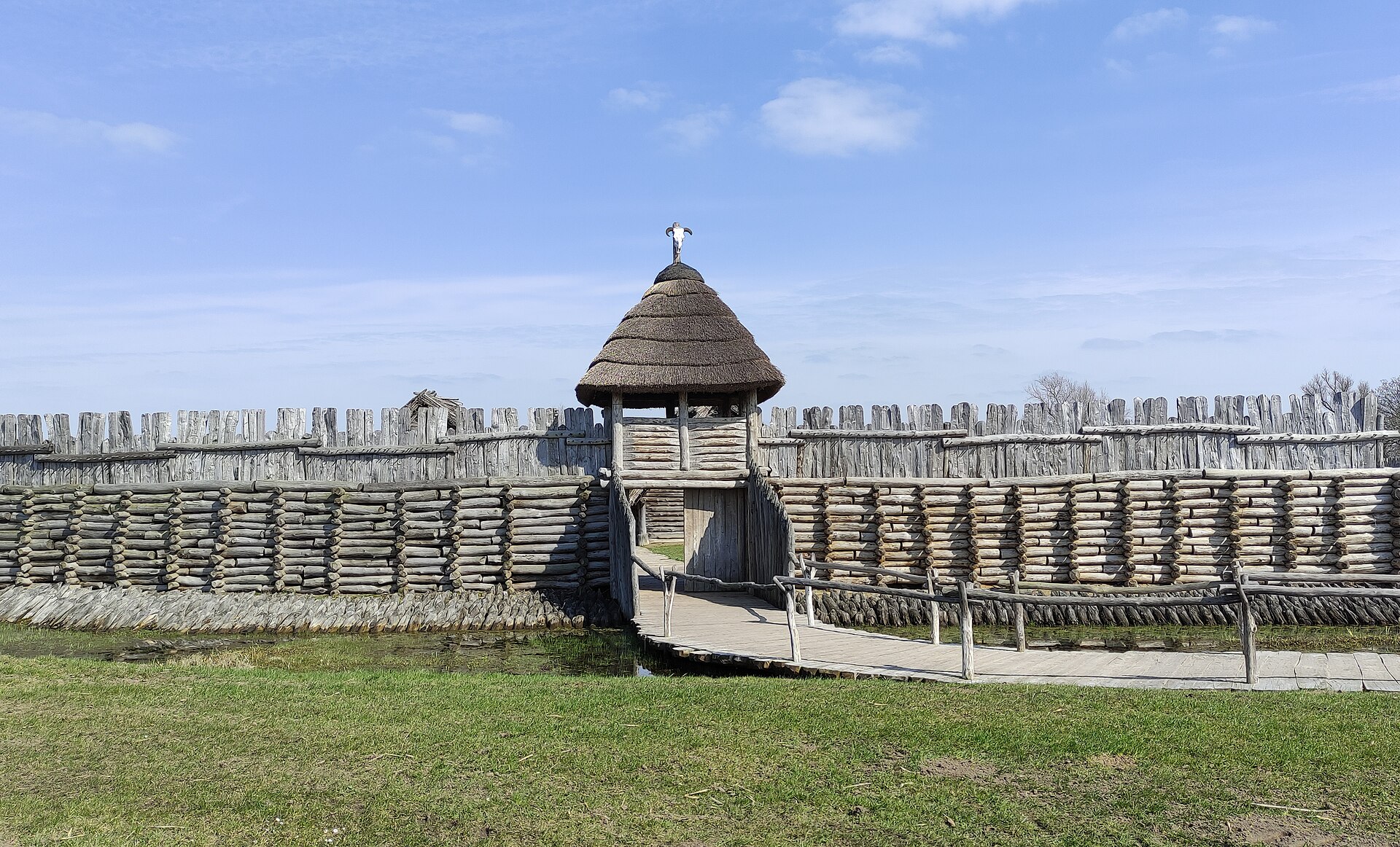 Zrekonstruowana brama w wał