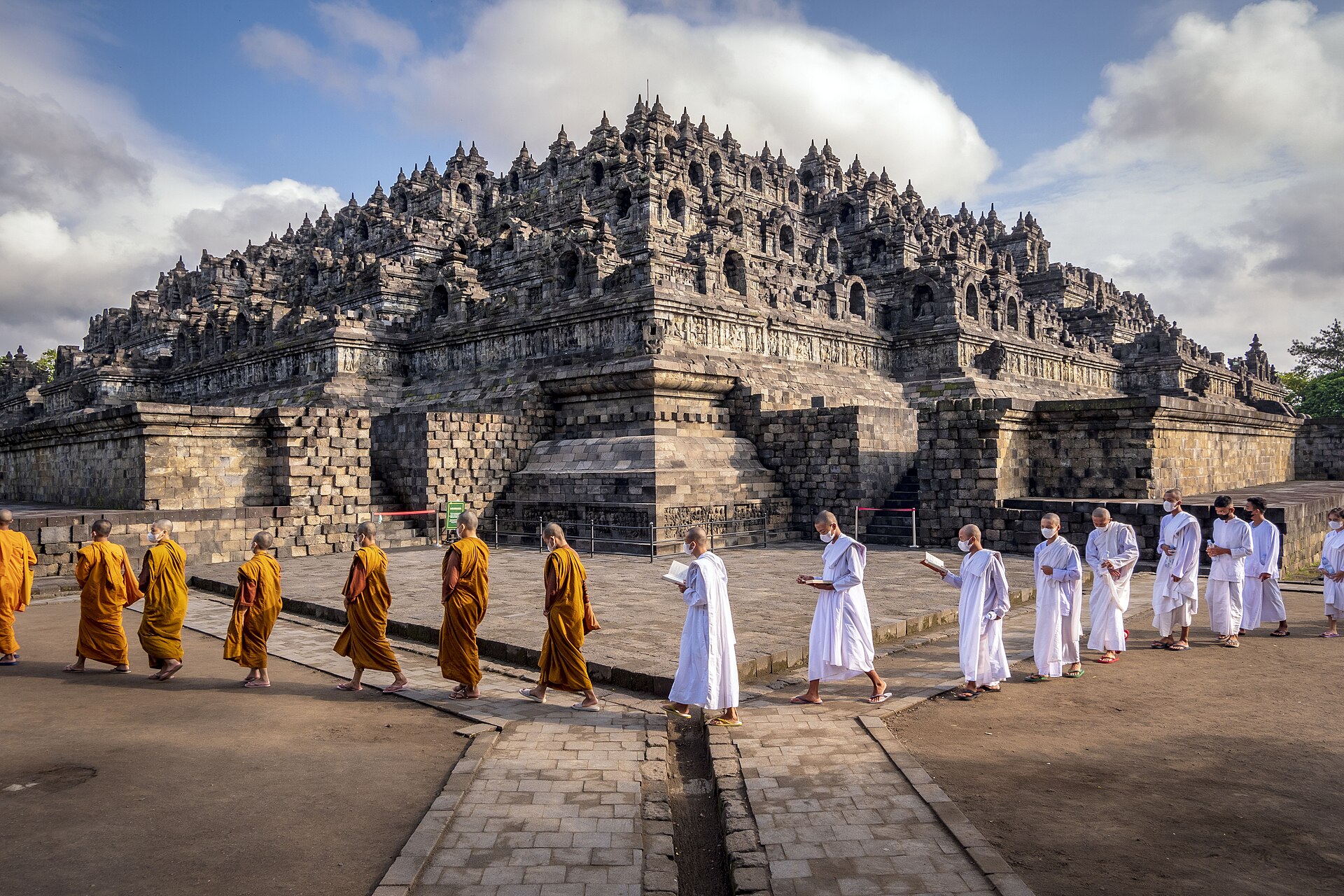 Pradaksina biasanya dilakukan dengan mengelilingi Candi Borobudur sebanyak 3 kali