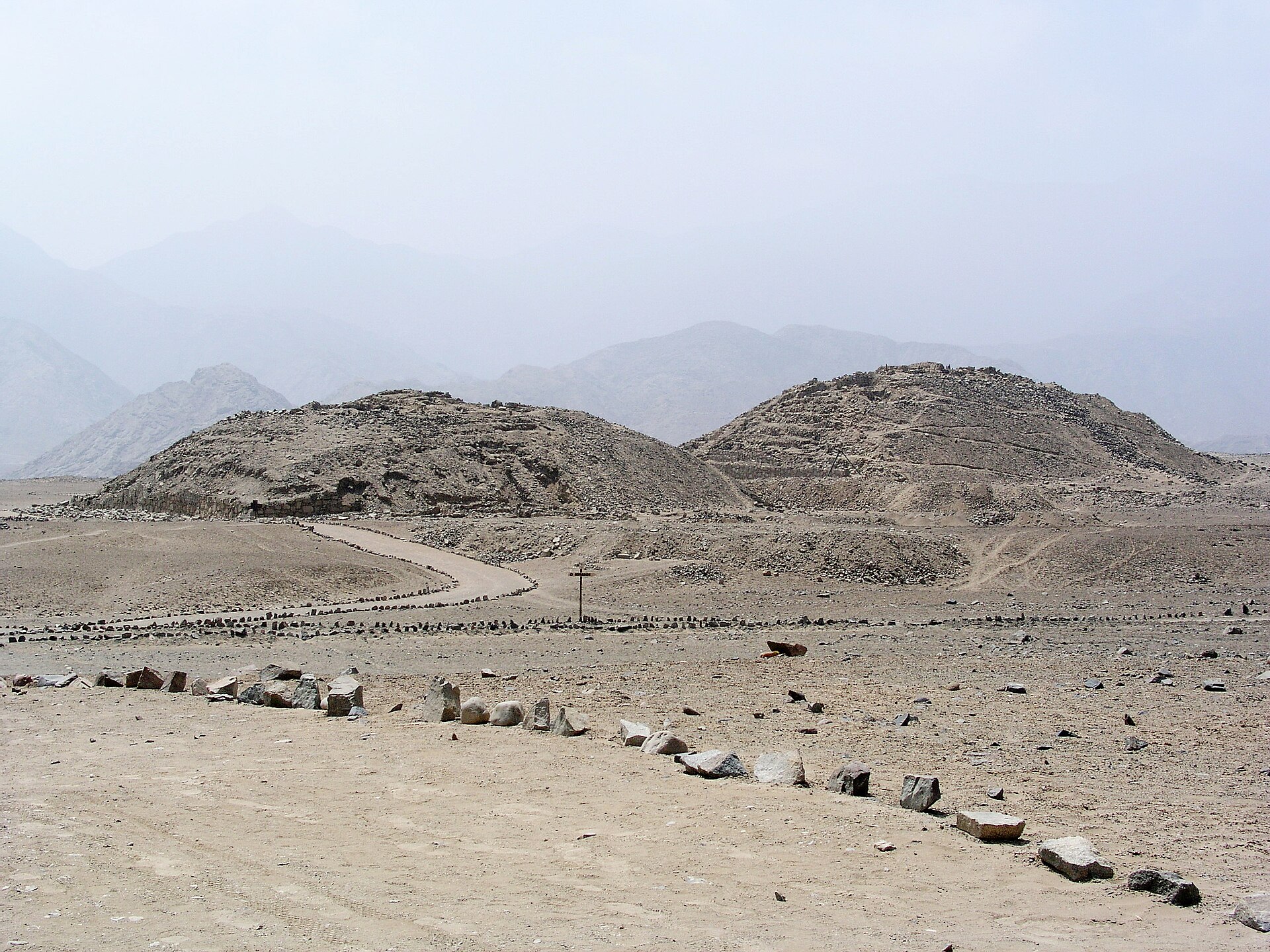 Pirámides en Caral, Valle de Supe, Region Lima, Peru