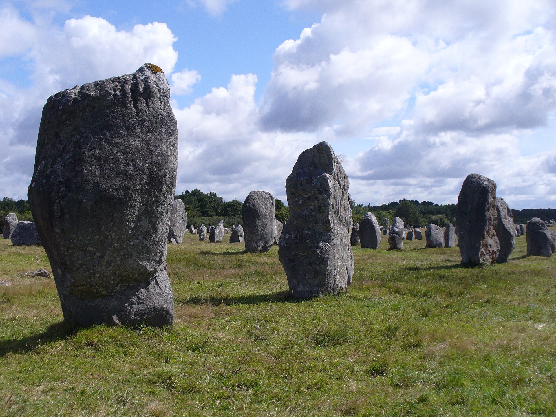 1099 Menhire, bis zu 4 Meter hoch, von Ost nach West in 1167 Meter langen Alignements (Steinreihen) in einem Halbkreis (Cromlechs) endend. (Jungsteinzeit, Neolithikum, Neolithic, Néolithique 4500-2300 v.Chr.) Megalithanl
