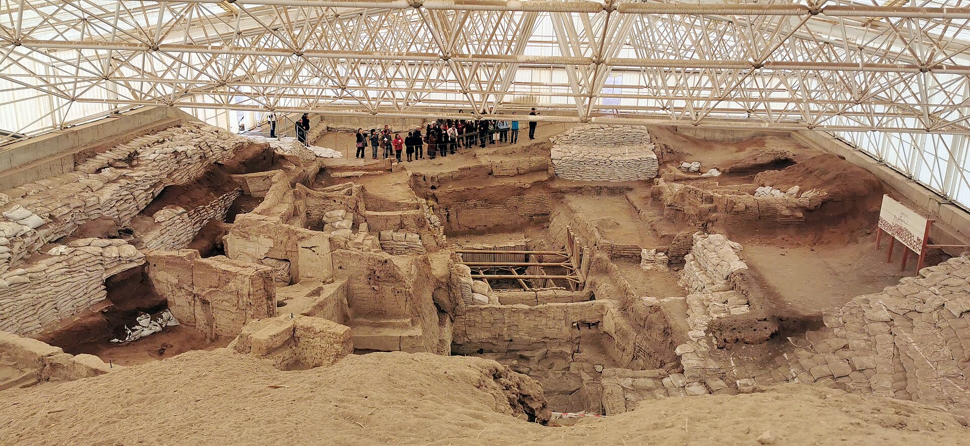 Population 5,000 - 7,000. Large numbers of buildings clustered together. The inhabitants lived in mudbrick houses. No footpaths or streets between the dwellings. Most were accessed by holes in the ceiling and doors on th