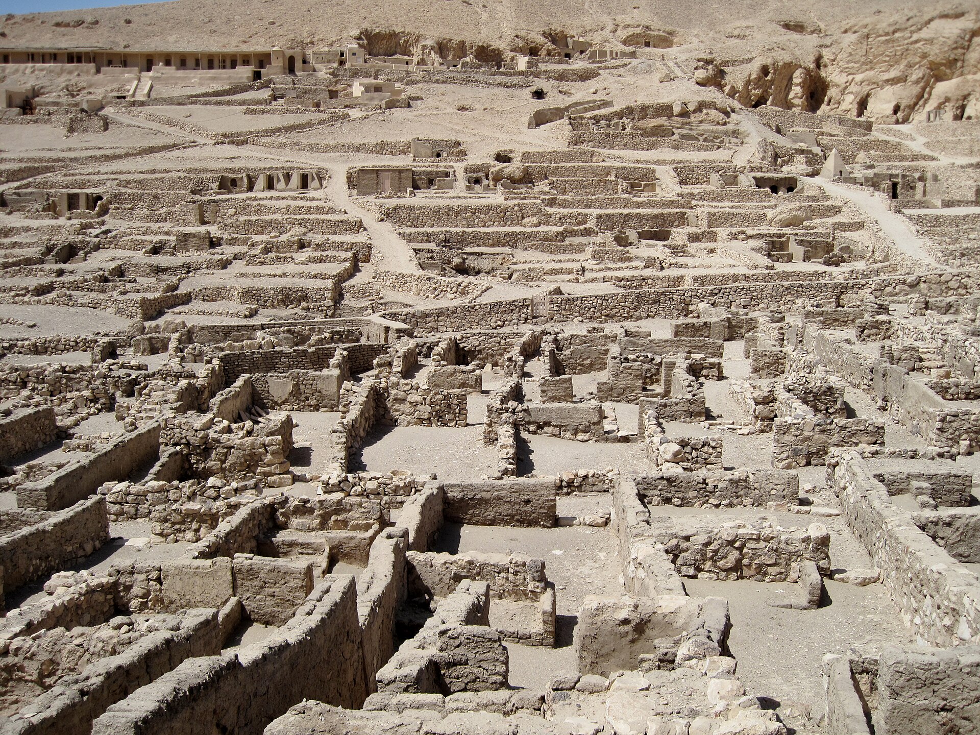 Arbeitersiedlung von Deir el-Medina („Kloster der Stadt“), altägyptisch Set Maat („Platz der Wahrheit“), in Theben-West bei Luxor, Ägypten