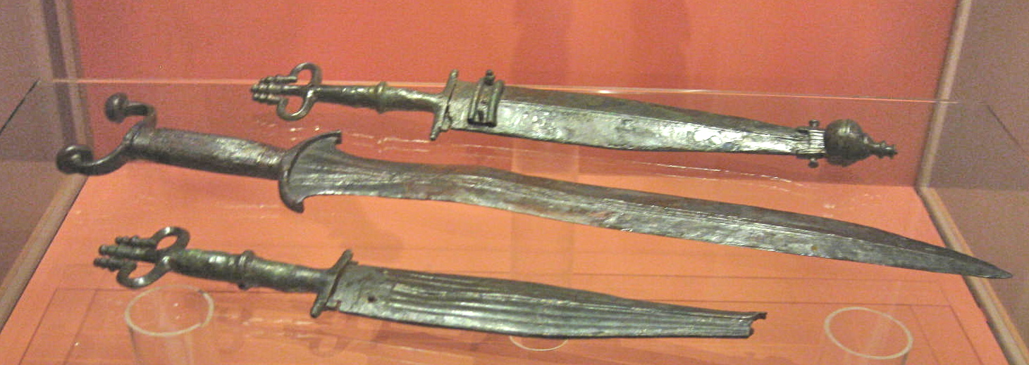 Hallstatt D daggers and short antennae sword