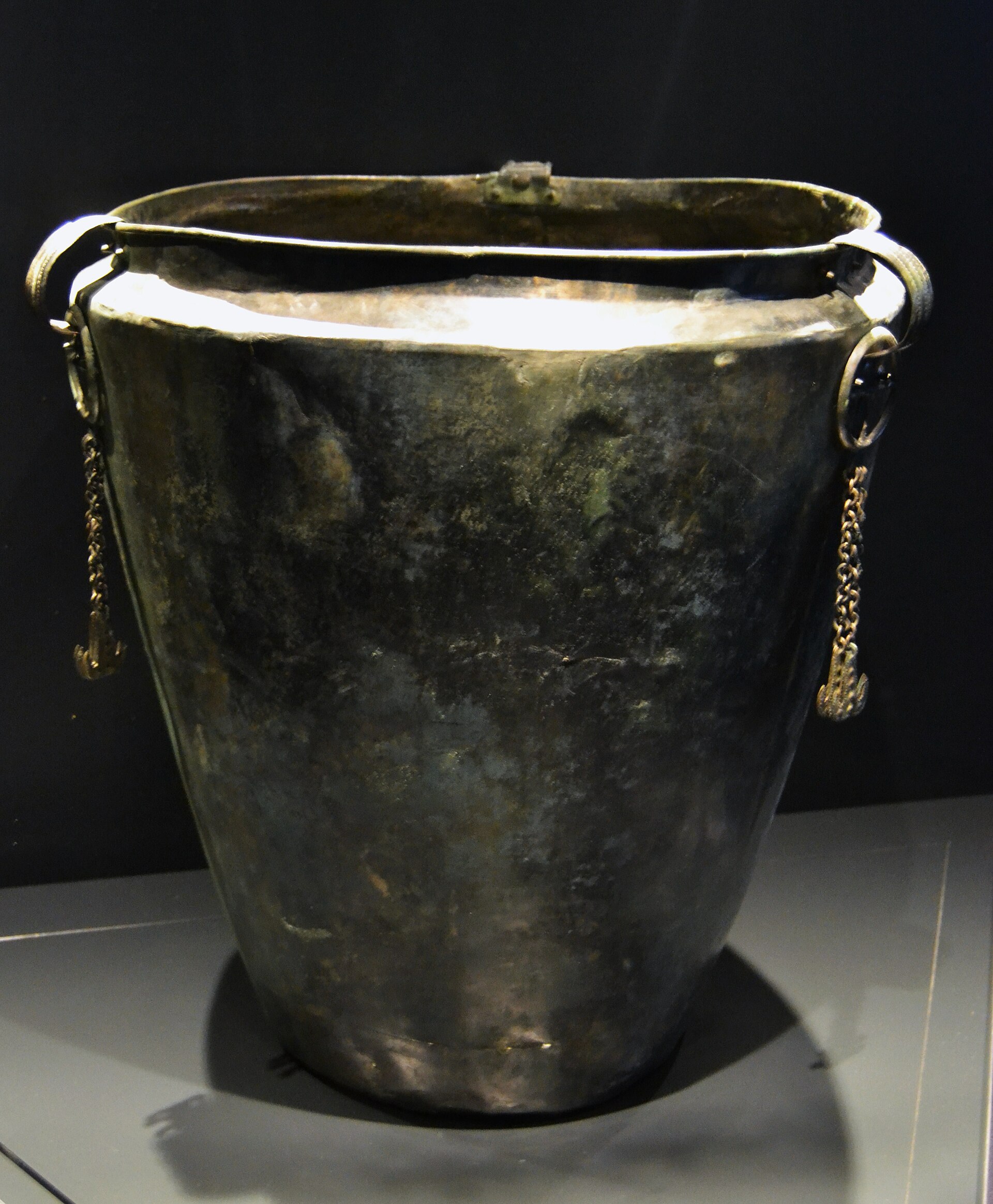 Sítula de bronze, vaixella per a beure, tomba 504 de Hallstatt, 800 - 750 aC. Gran poal de bronze que va servir com a recipient per a mesclar vi segons l'estil importat del mediterrani. Exposició El Regne de la Sal. 7000