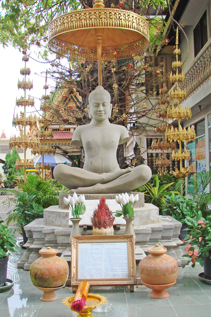 Moulage de la célèbre statue de Jayavarman VII dans la cour du Palais royal L'original est exposé dans le musée national du Cambodge Provenance de l'original : Krol Romeas, Angkor Thom, Siem Reap fin du XIIè siècle-début