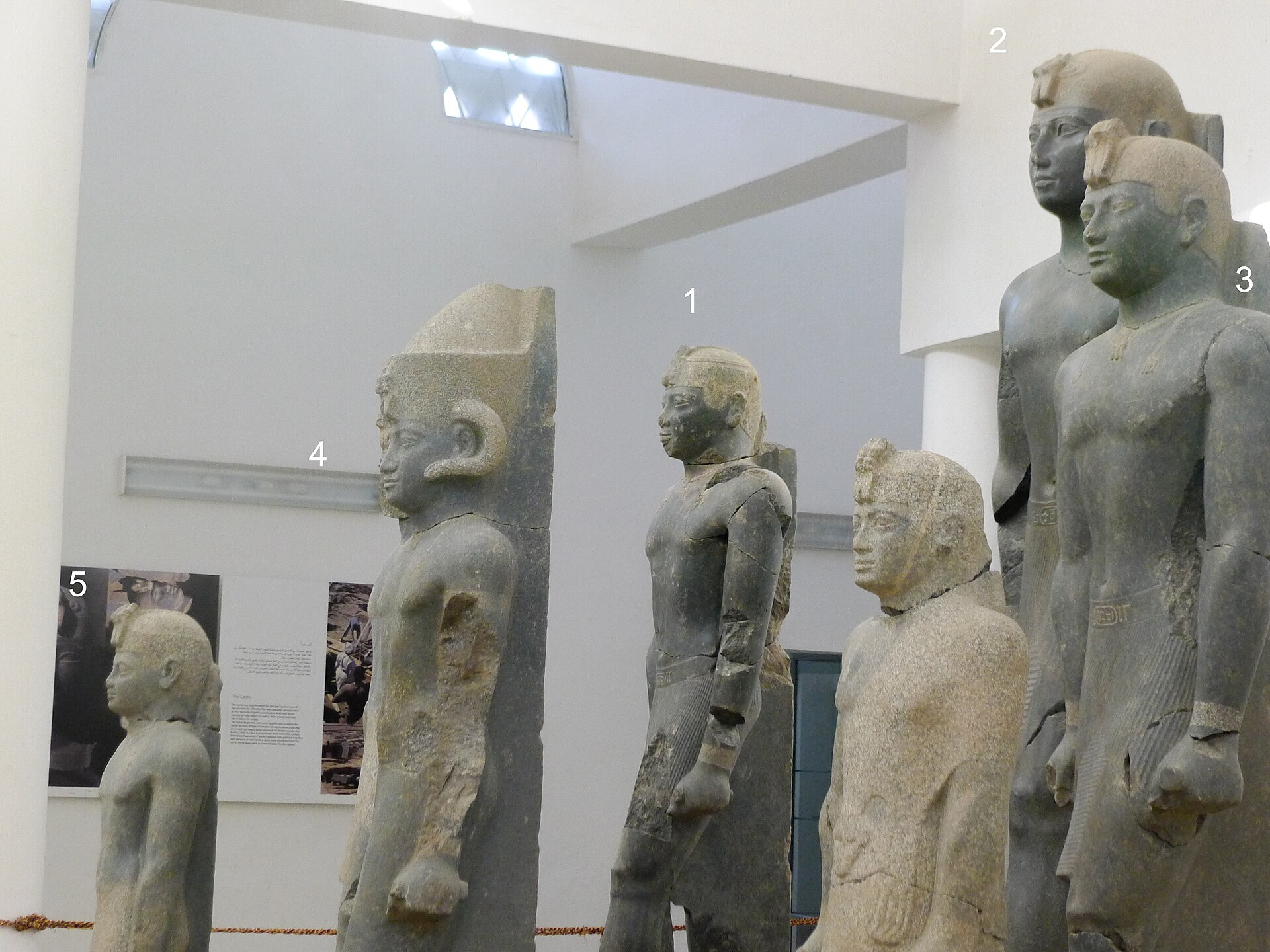 Statues found at Kerma. Identification of pharaohs : 1 and 3. Tanoutamon (664-656), 25th dynasty, H. 196 and 213 cm; 2. Taharqo (or Taharqa, 690-664), 25th dynasty, H 255 cm; 4. Anlamani, king of Napata, H 176 cm; 5. Sen