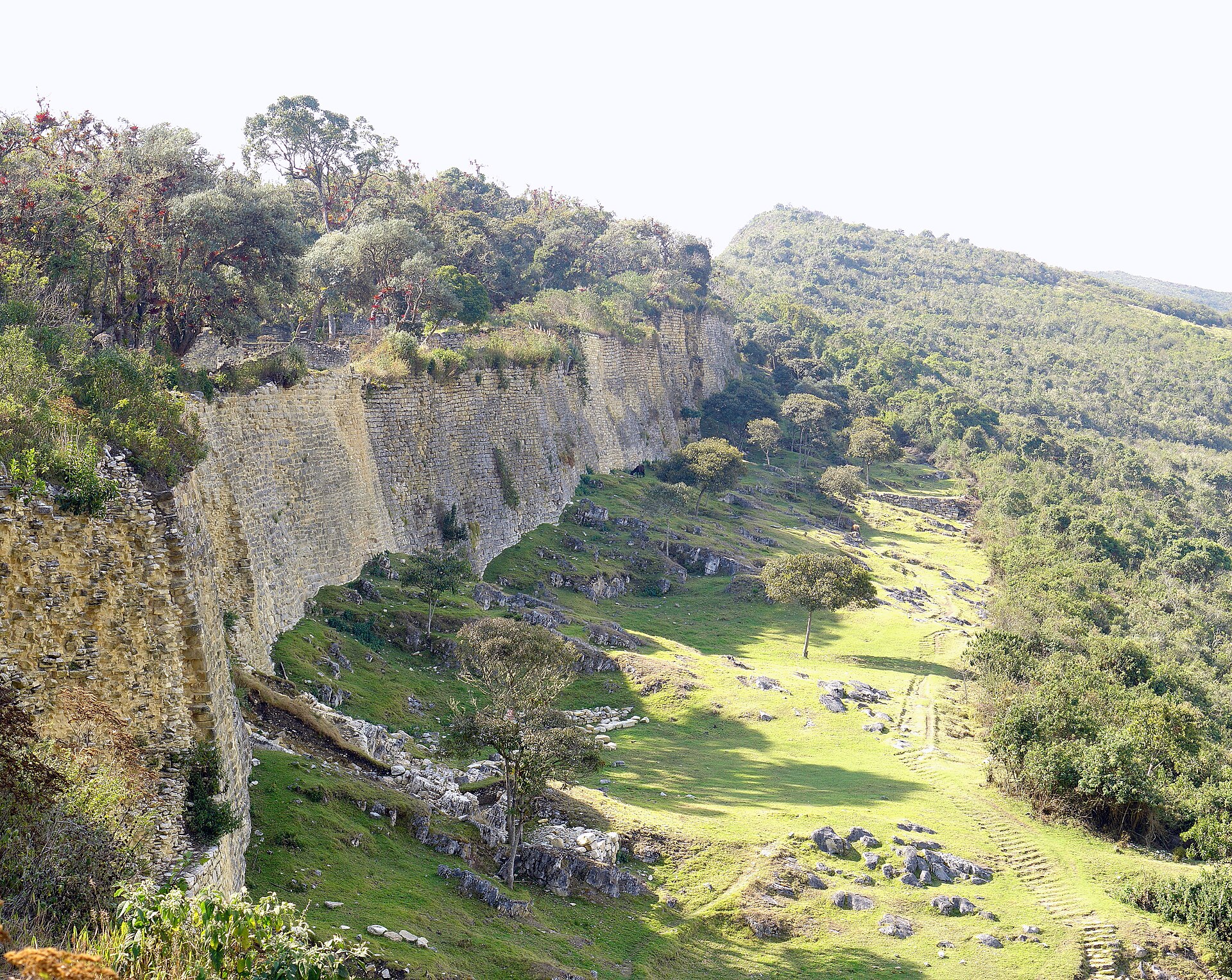 Eastern facade of the wall surrounding Kuelap forteress