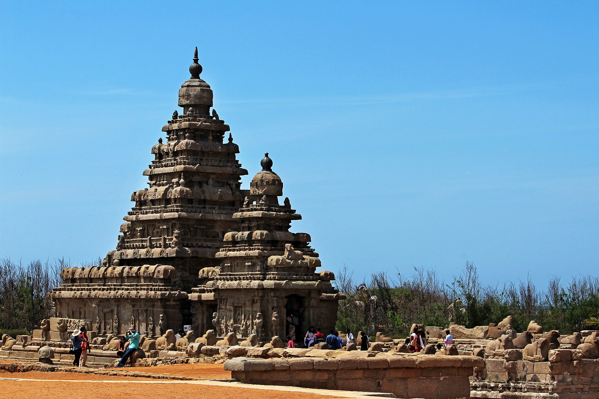 Shore temple in Mamallapuram gets its name because of its location next to the shore.