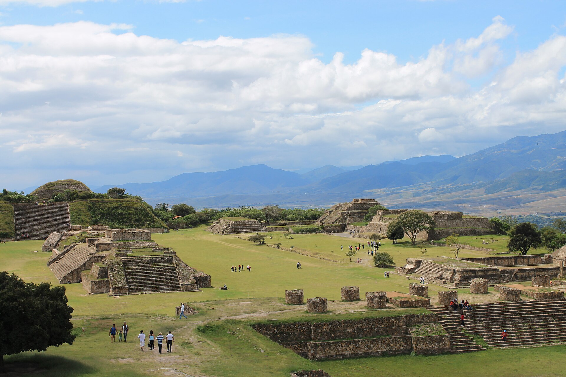 Panoramic view that shows a section of the Northern Platform in the foreground, in the middle of the Grand Square and in the background the South platform. In the foreground you can see a section of the Sunken Patio of t
