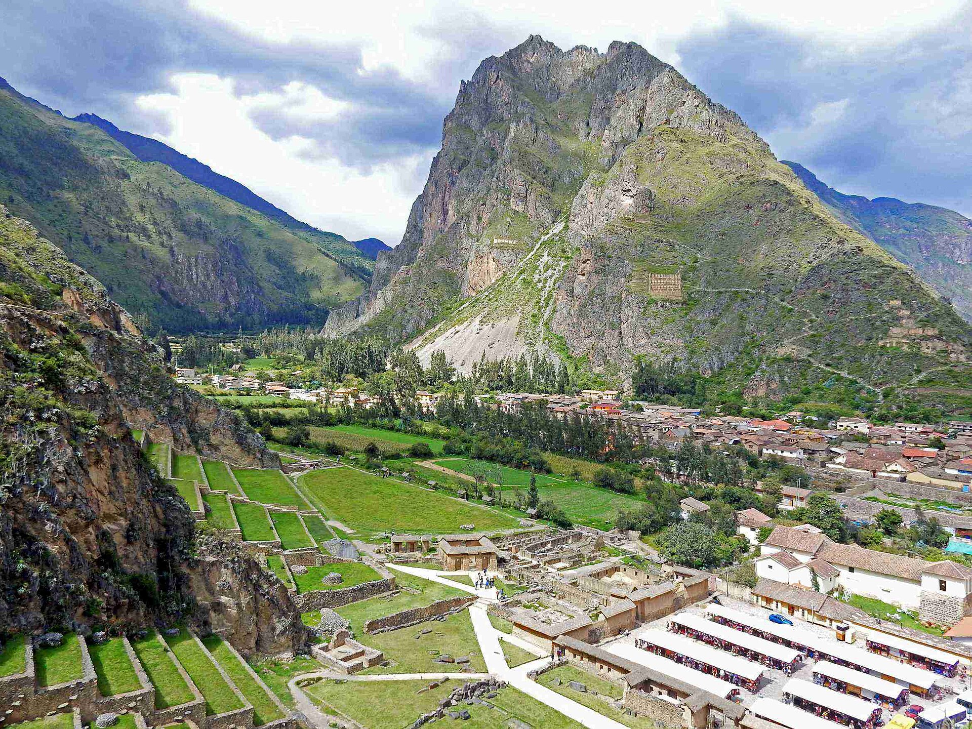 PERU | Heiliges Tal | Ollantaytambo | Sacred Valley View from the top of the Ollantaytambo Ruins. Panorama im Heiligen Tal auf die Ruinen...