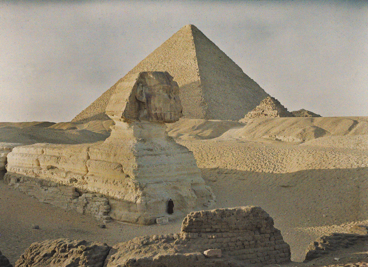 The great pyramid and the Sphinx in Gizeh, Egypt in 1914. Autochrome of Auguste Léon from Albert Kahn's Archives de la planète.