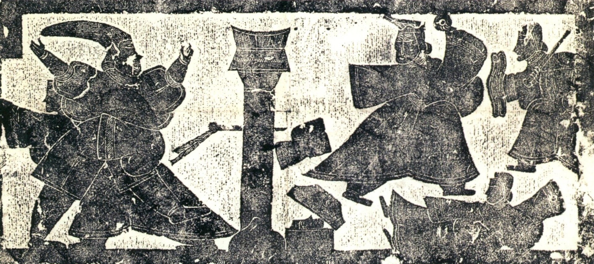 Jin Ke's assassination attempt on Qin Shi Huang. Jin Ke (left) is held by one of Qin Shi Huang's physicians (left, background). The dagger used in the assassination attempt is seen stuck in the pillar. Qin Shi Huang (rig