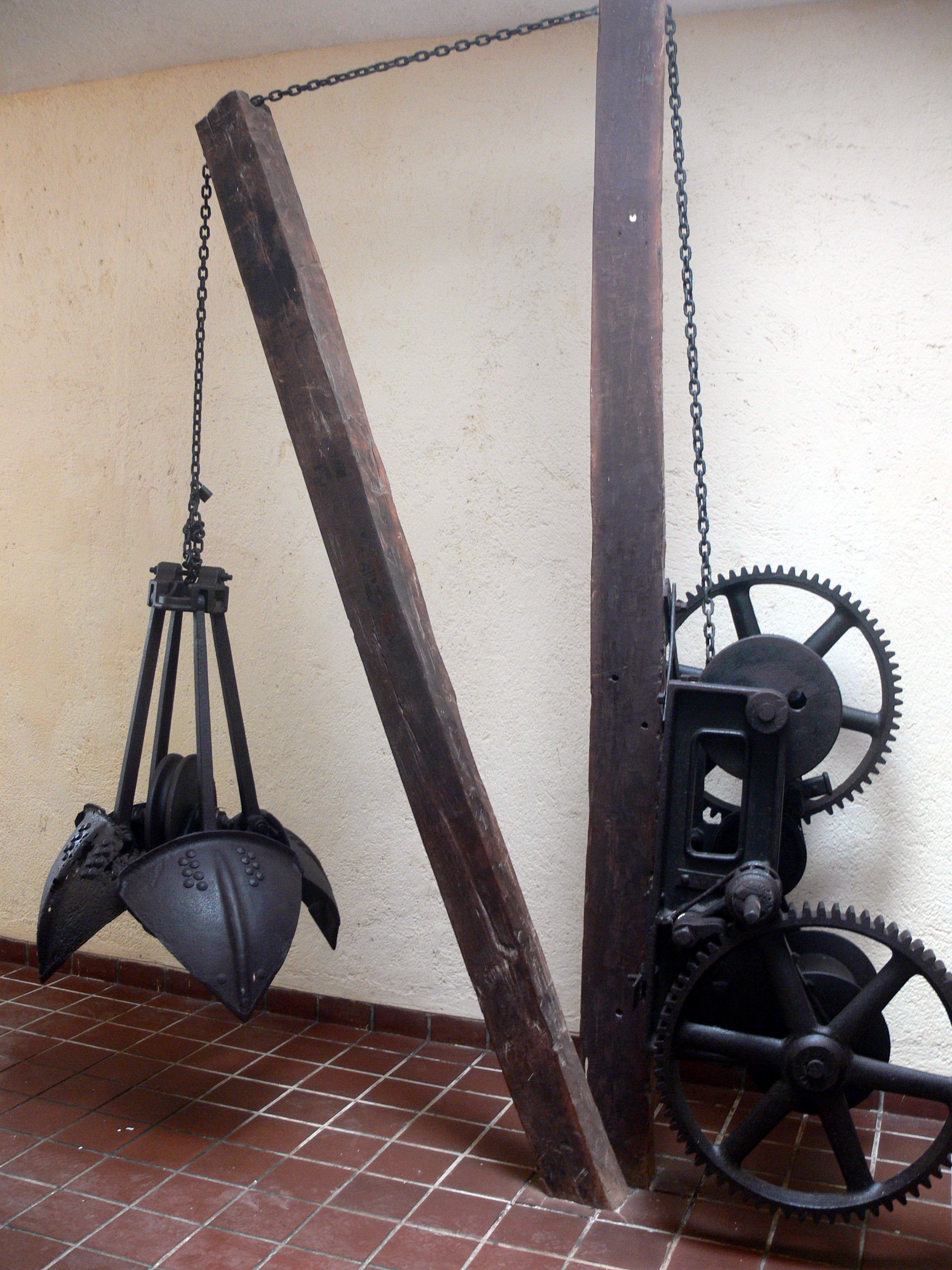 Chichén Itzá. Crane used by E.Thompson 1904-1907 for excavations in the holy cenote.