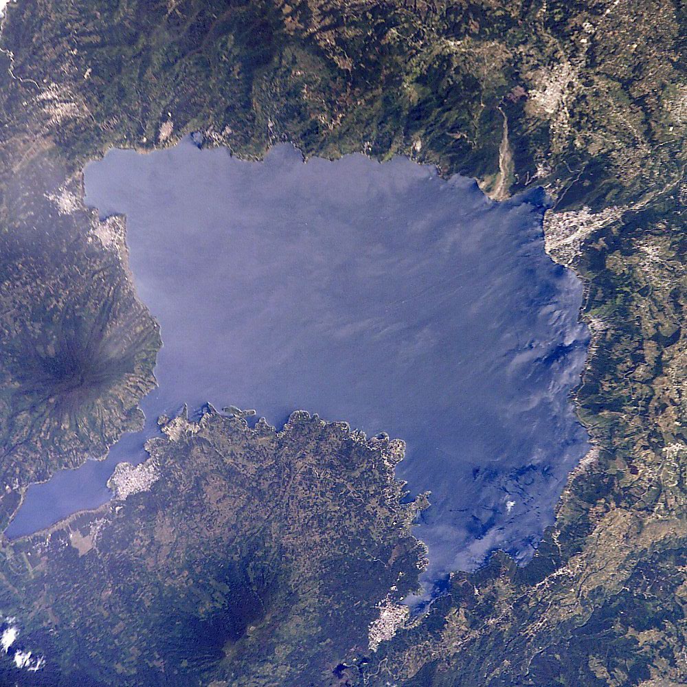 El Lago de Atitlán, Guatemala, fotografiado desde el Transbordador espacial