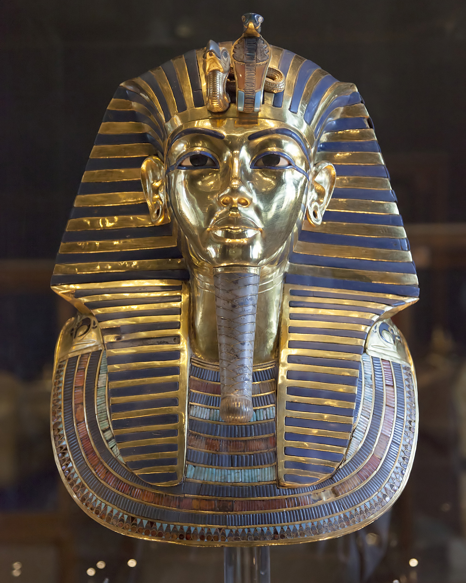 Since January 1, 2016 it is possible again to take photographs in the Egyptian Museum in Cairo. The funerary mask of Tutankhamun is certainly the most demanded exhibit.