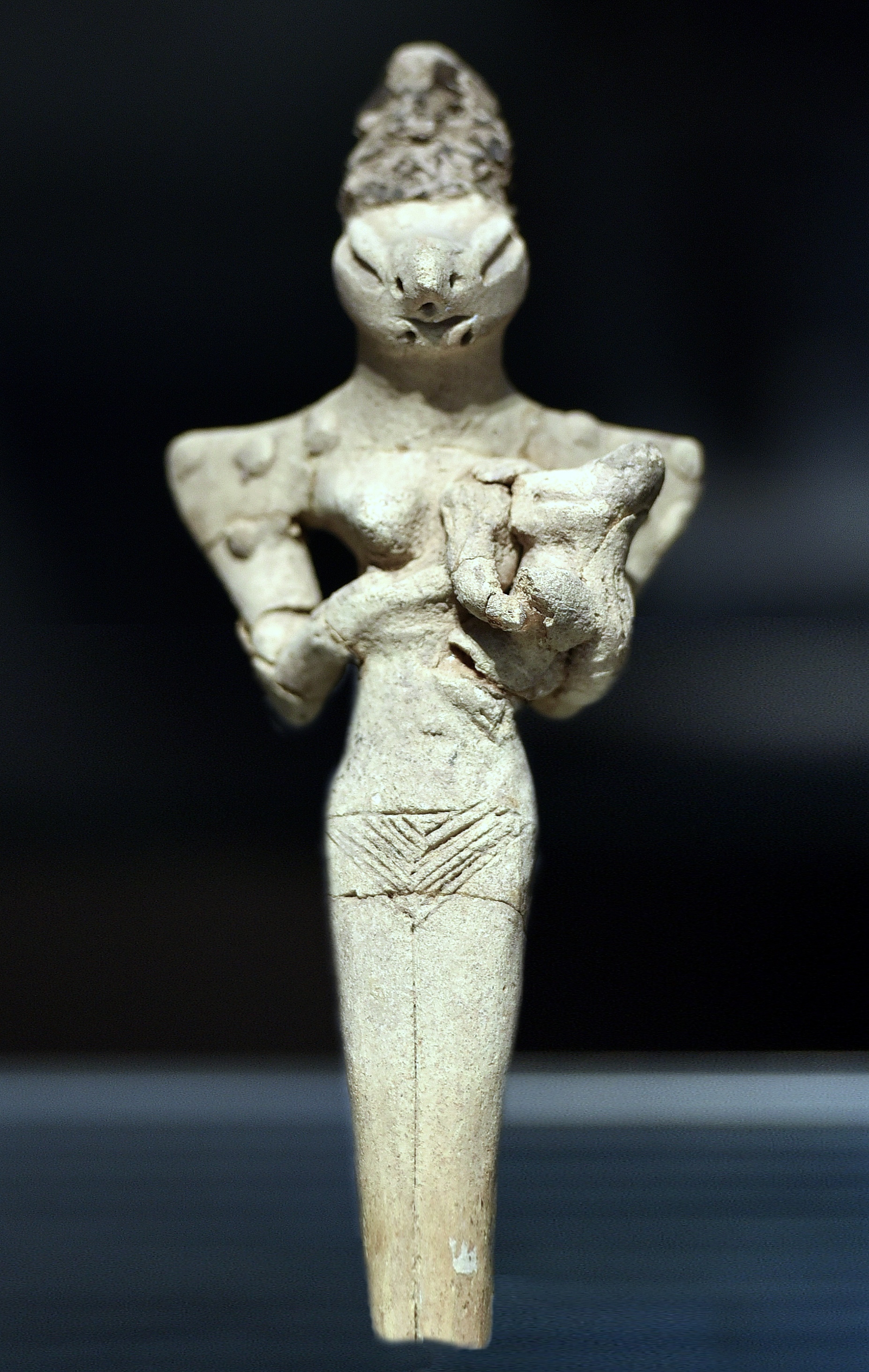 Lizard-headed nude woman nursing a child, from Ur, Iraq, c. 4000 BCE. Iraq Museum (retouched)