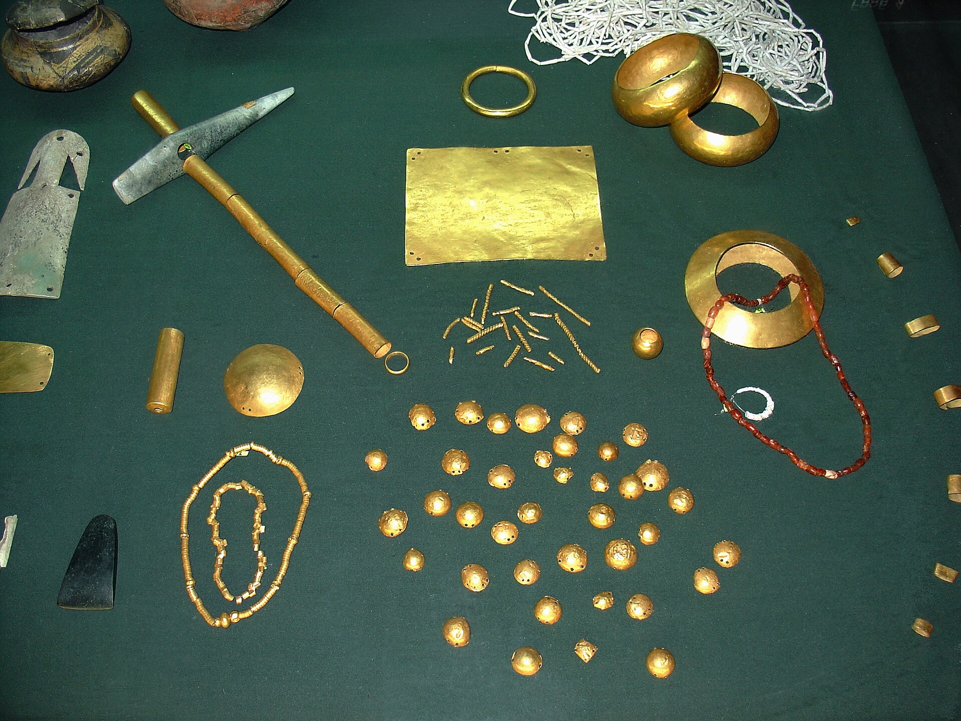 Bijoux exposés au musée archéologique de Varna (Bulgarie) et qui sont les plus vieux objets en or connus à ce jour (-4600 avant J.C)