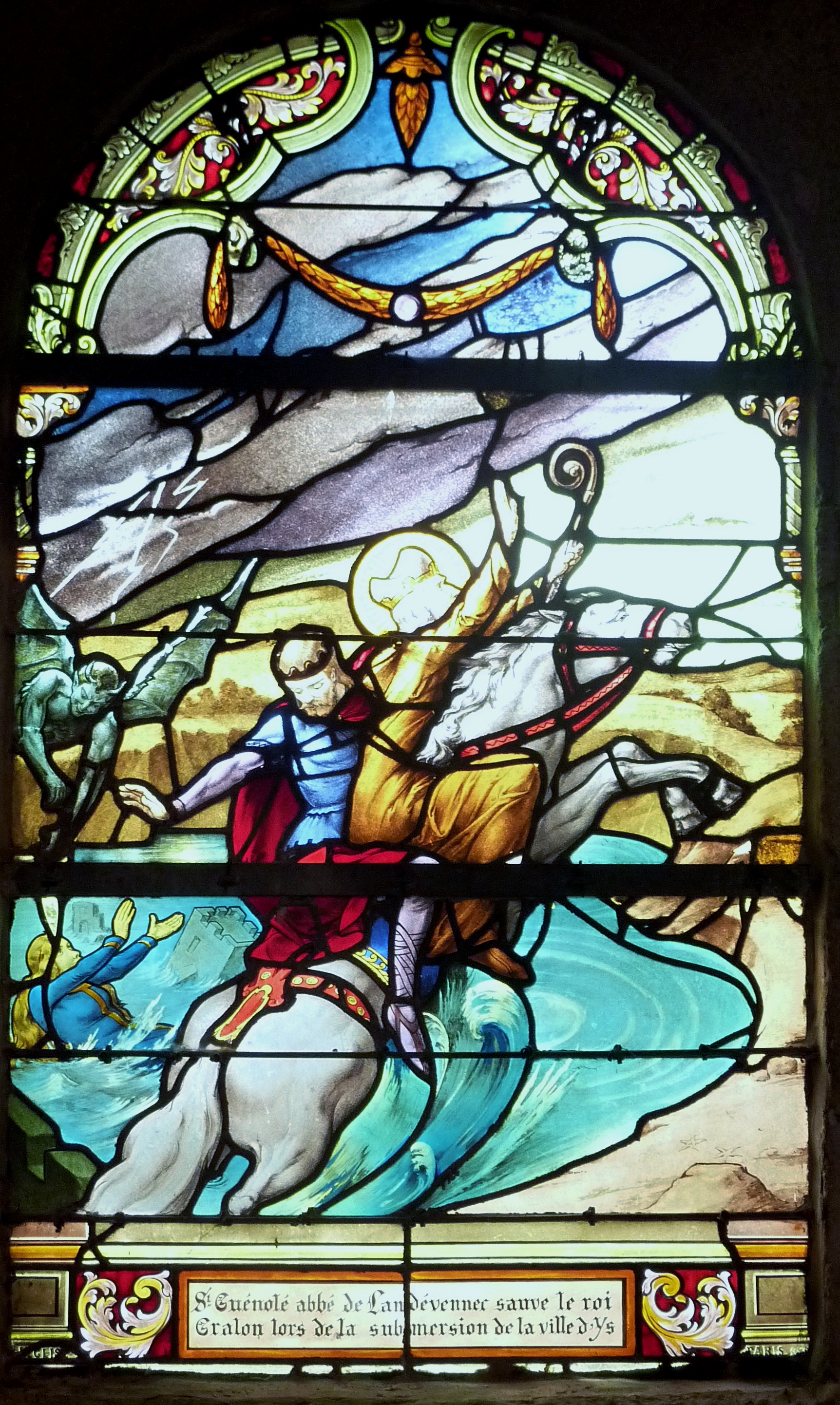 Kerlaz : église paroissiale Saint-Germain, vitrail de Gabriel Léglise représentant <<Saint Guénolé, abbé de Landévennec, sauvant le roi Gradlon lors de la submersion de la ville d'Ys>>.